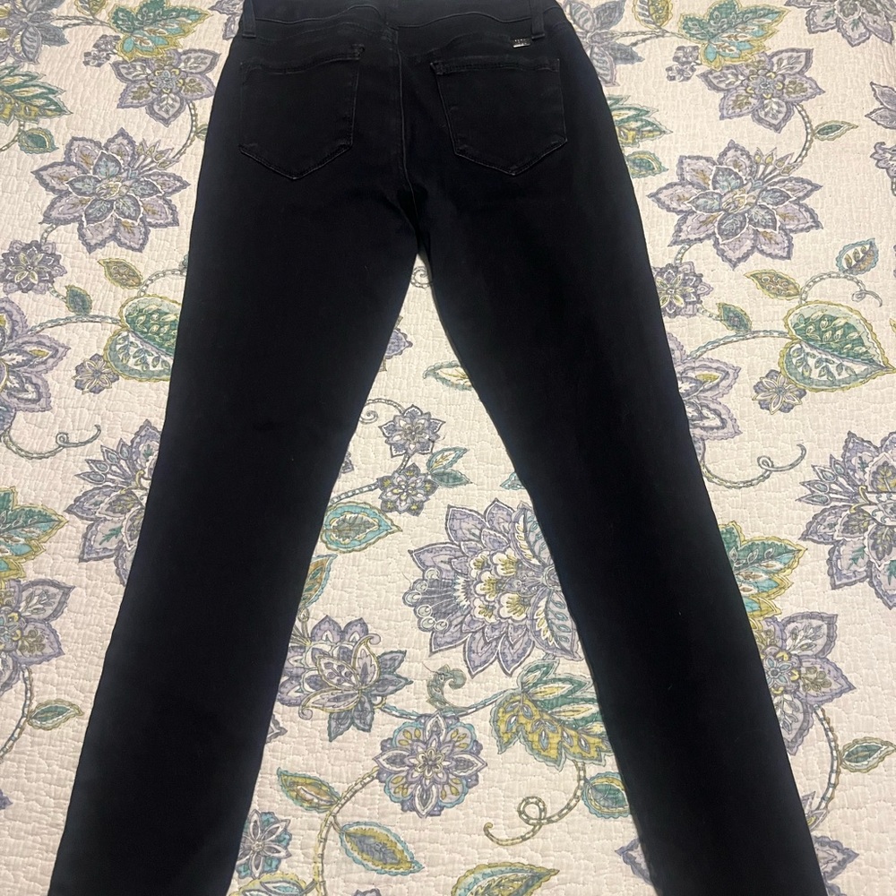 1822 Denim Women's Classic Black Skinny Jeans